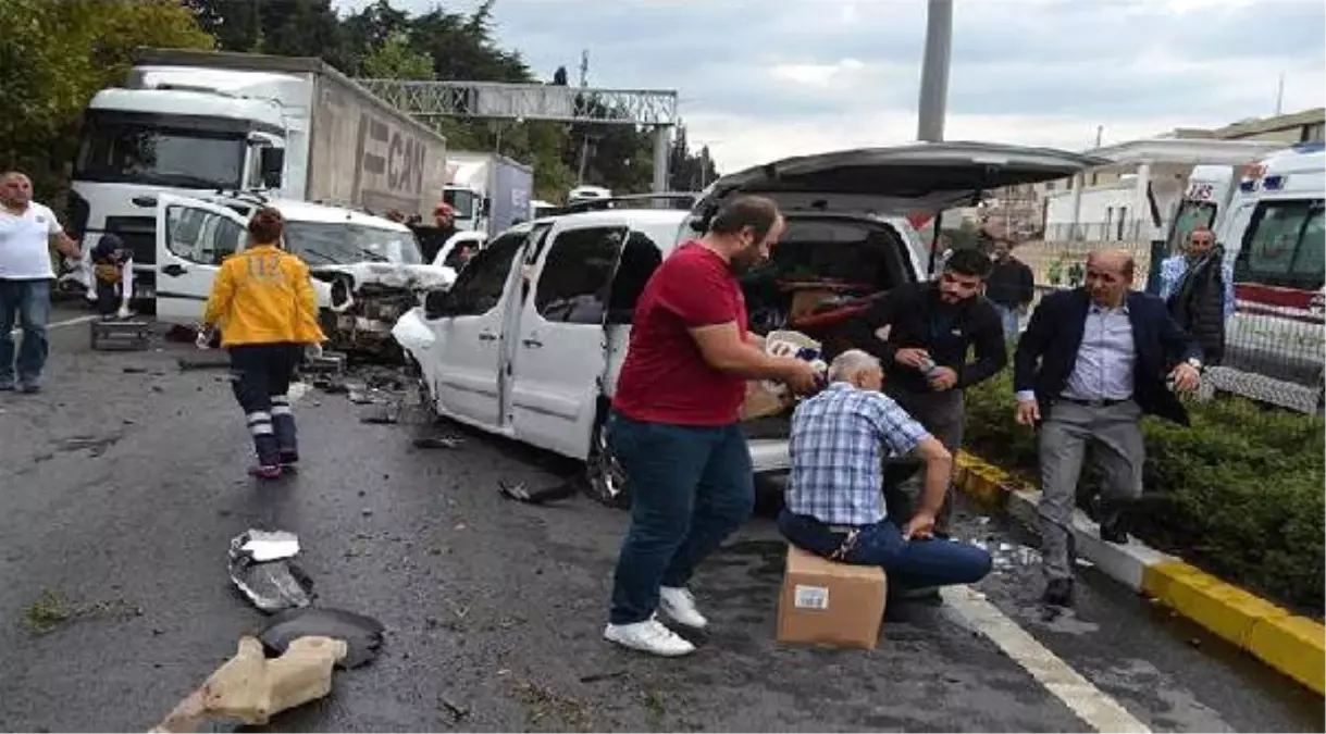 Otomobil Karşı Şeride Geçerek Otomobille Çarpıştı: 3 Yaralı