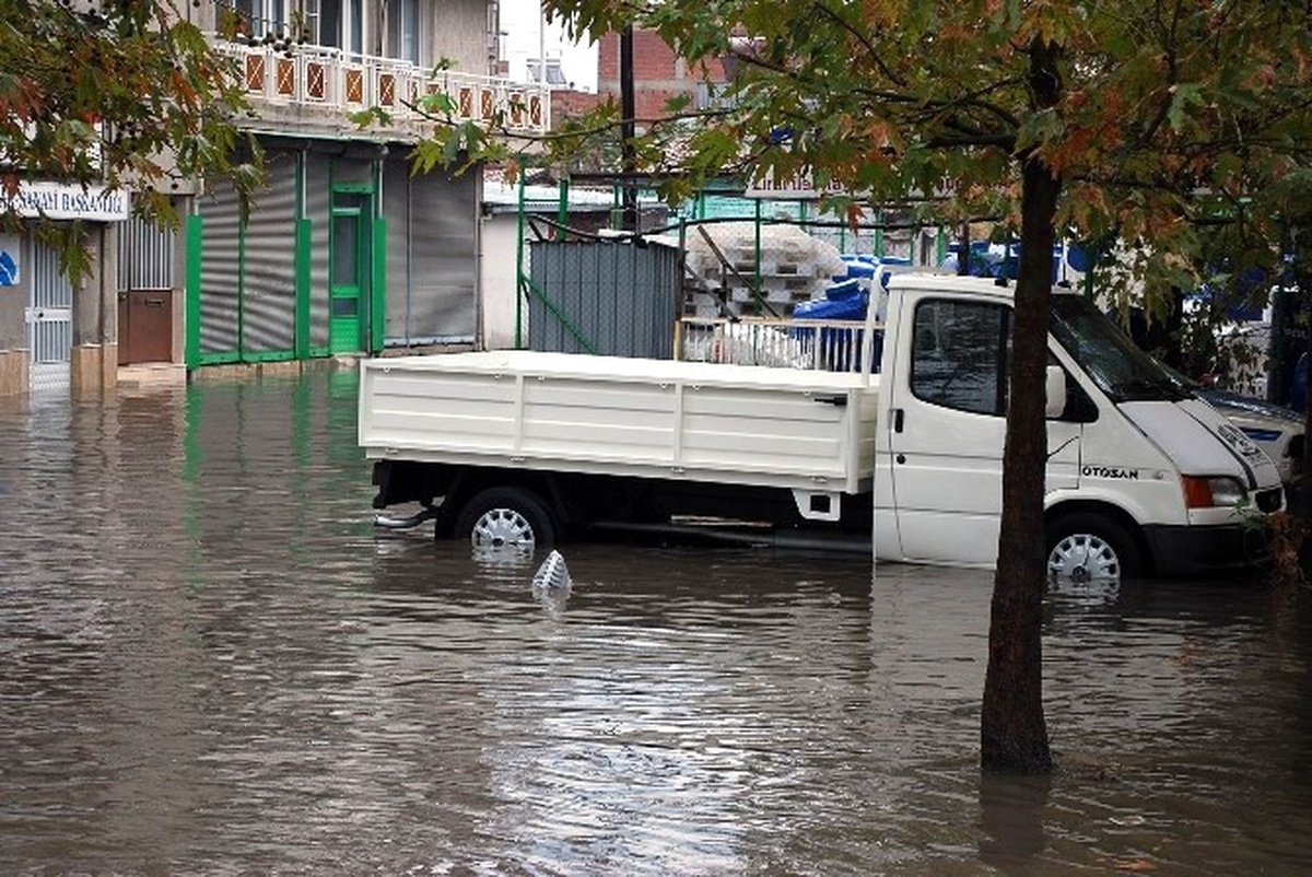 Salihli\'de Sağanak Yağış Hayatı Felç Etti