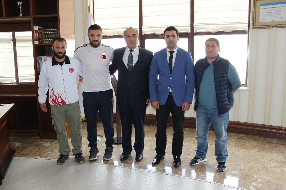 Şampiyon Sporcudan Rektör Polat\'a Ziyaret