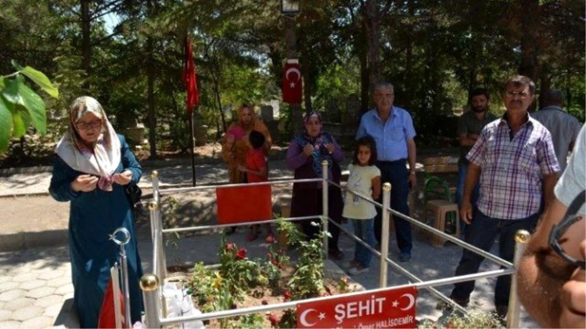 Şehit Ömer Halisdemir\'in Mezarlığını Ziyaret Eden Öğrenciler Gözyaşlarını Tutamadı