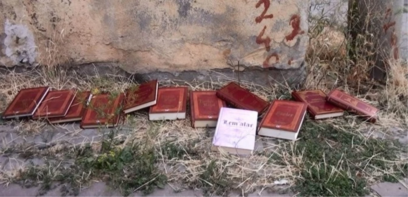 Sivas\'ta Risale-i Nur Kitaplarını Sokağa Attılar