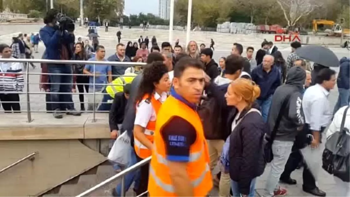 Taksim Metro İstasyonu\'nda 1 Kişi Hareket Halindeki Metronun Önüne Atladı (1)