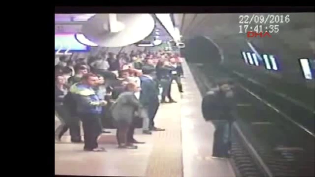 Taksim Metro İstasyonu\'ndaki İntihar Girişimi Kamerada...