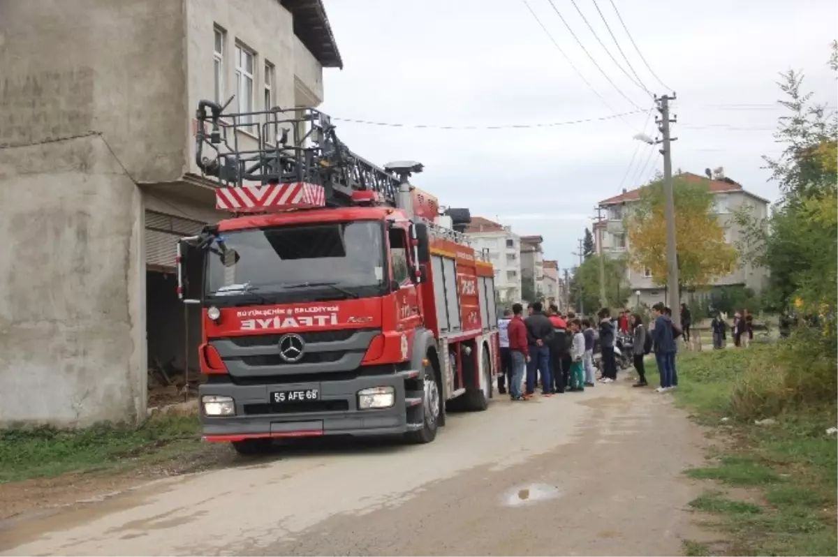 Yaşlı Kadın Polisi ve İtfaiyeyi Alarma Geçirdi