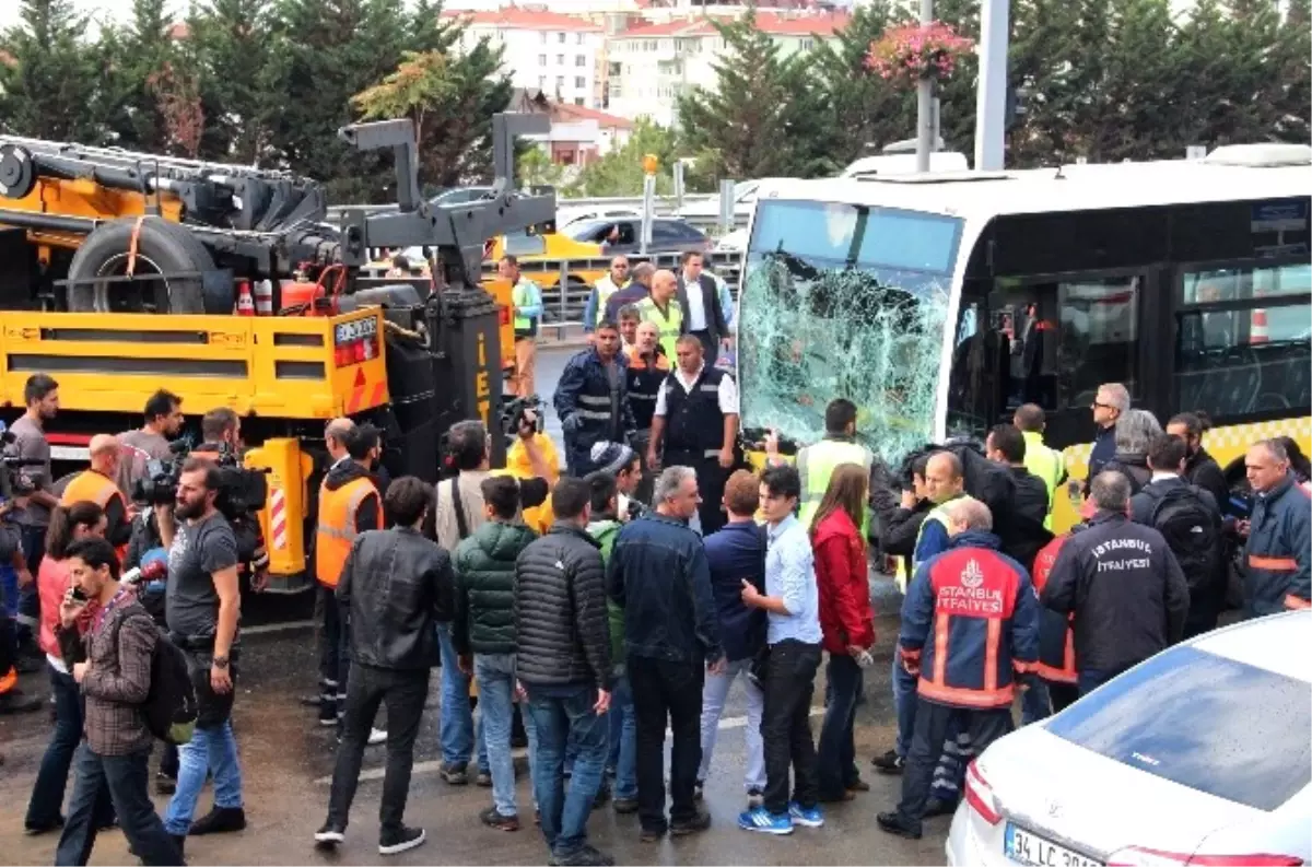 Acıbadem\'de Kaza Yapan Metrobüs Yoldan Kaldırıldı