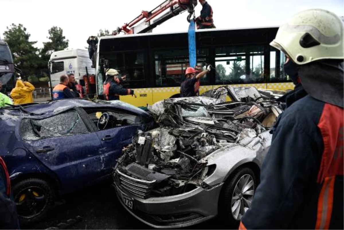 Acıbadem\'de Metrobüs Yolda Çıkıp Araçlara Çarptı: 11 Yaralı