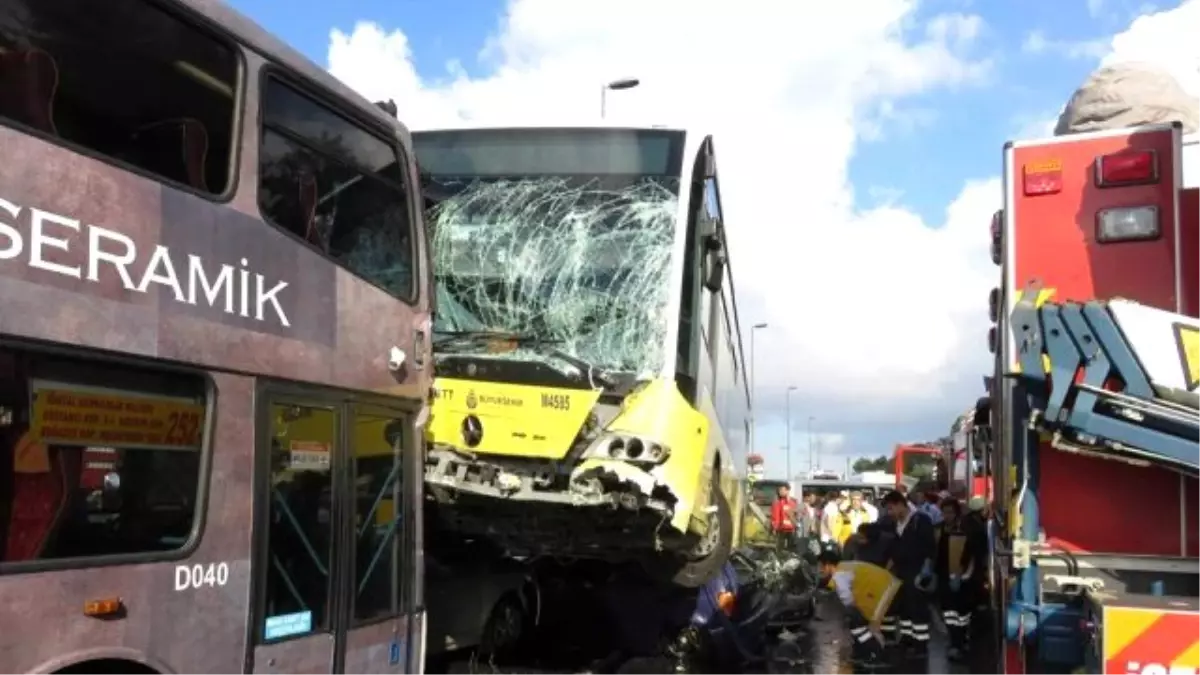 Acıbadem\'de Metrobüs Yolda Çıkıp Araçlara Çarptı (1)