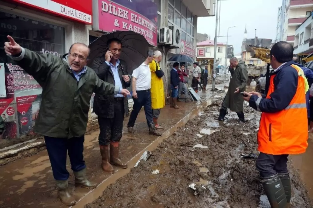 Beşikdüzü\'nde Temizlik Çalışmalarına Devam Ediliyor