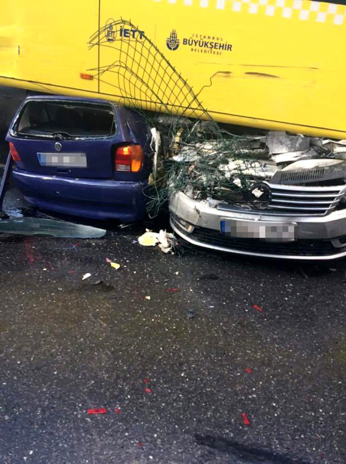 E-5 Otoyolu Acıbadem Mevkiinde Metrobüs Yoldan Çıktı. Olay Yerine Ambulans ve İtfaiye Sevk Edildi.