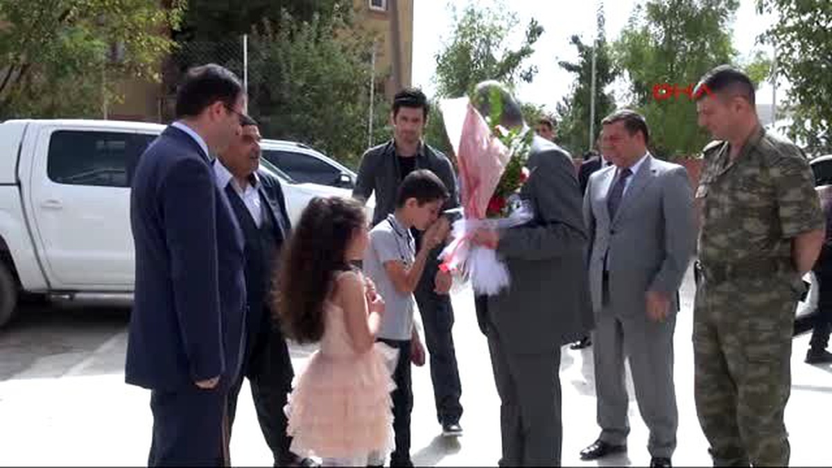 Hakkari Polisinden Çocuklara Kırtasiye ve Çanta Yardımı