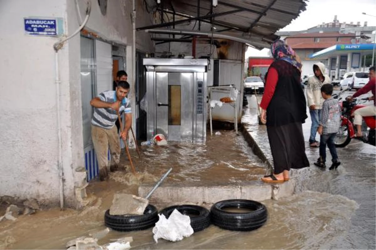 Hatay\'da Aşırı Yağış Ev ve İşyerlerini Sular Altında Bıraktı