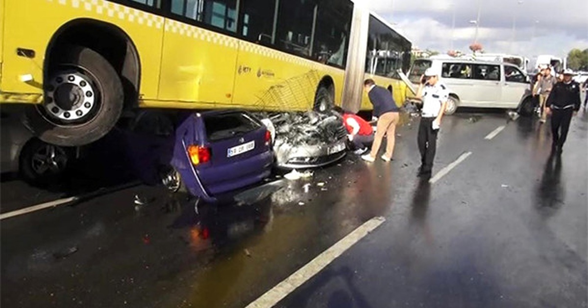 Kontrolden Çıkan Metrobüs Kaza Yaptı