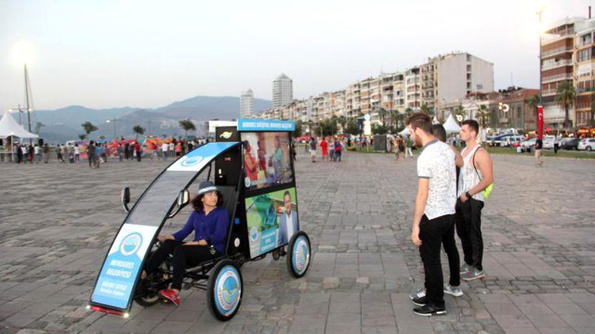 Menderes\'in Bisik-led\'i İzmir Sokaklarında