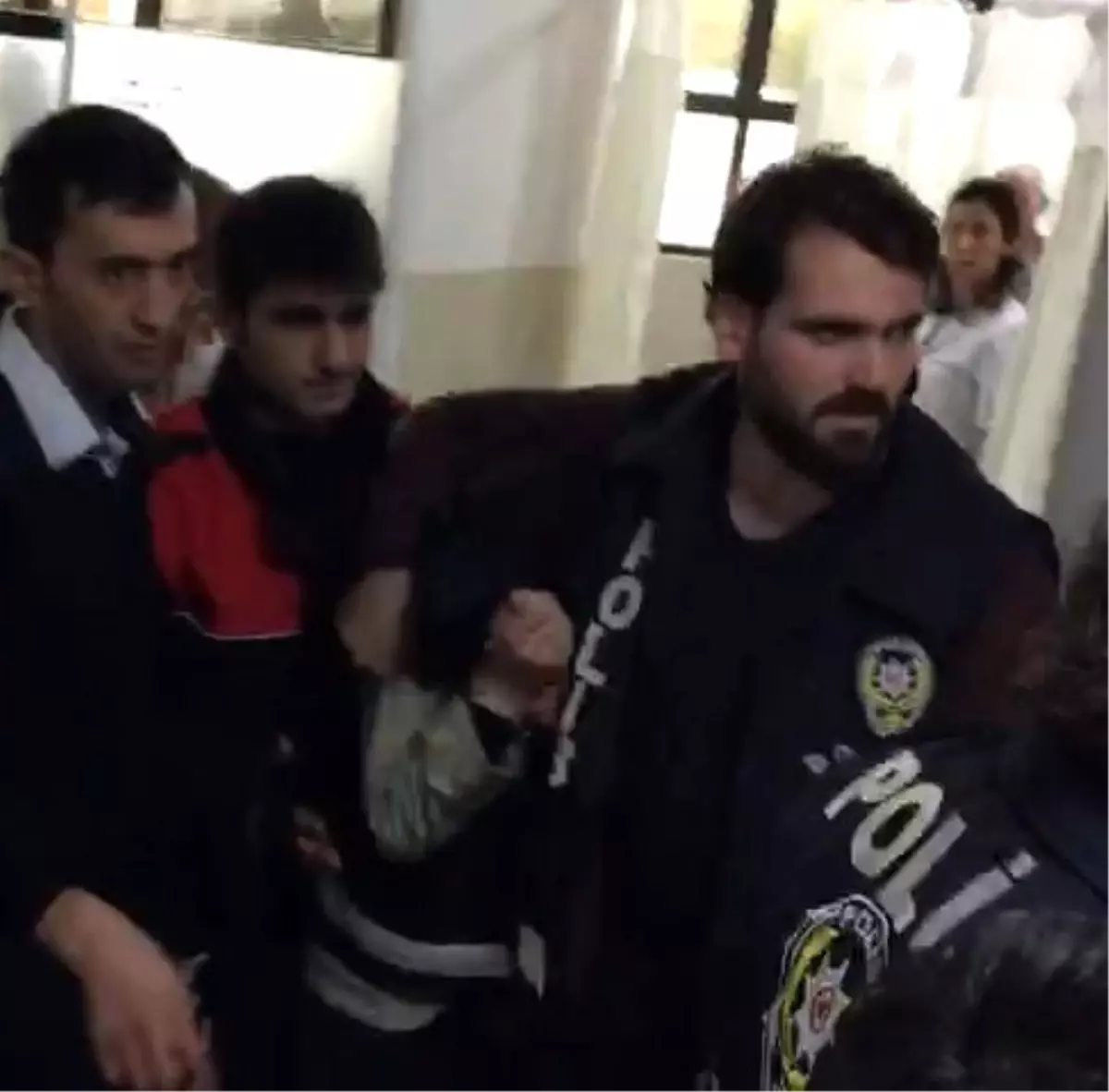 Metrobüs Şoförüne Şemsiyeyle Saldıran Şahıs Adliyeye Sevk Edildi