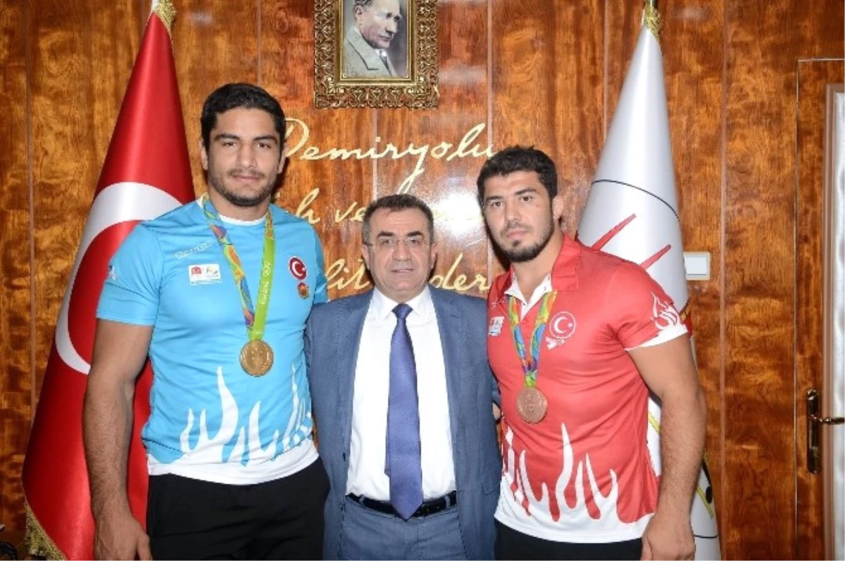 Olimpiyat Şampiyonu Akgül\'den, Sivas Demirspor\'a Ziyaret