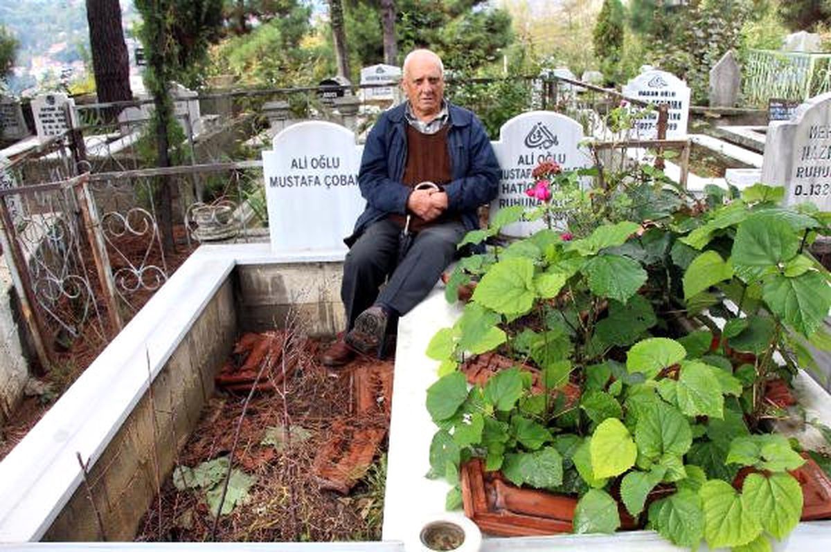 Ölmeden Eşinin Mezarının Yanına Mezarını Yaptırdı