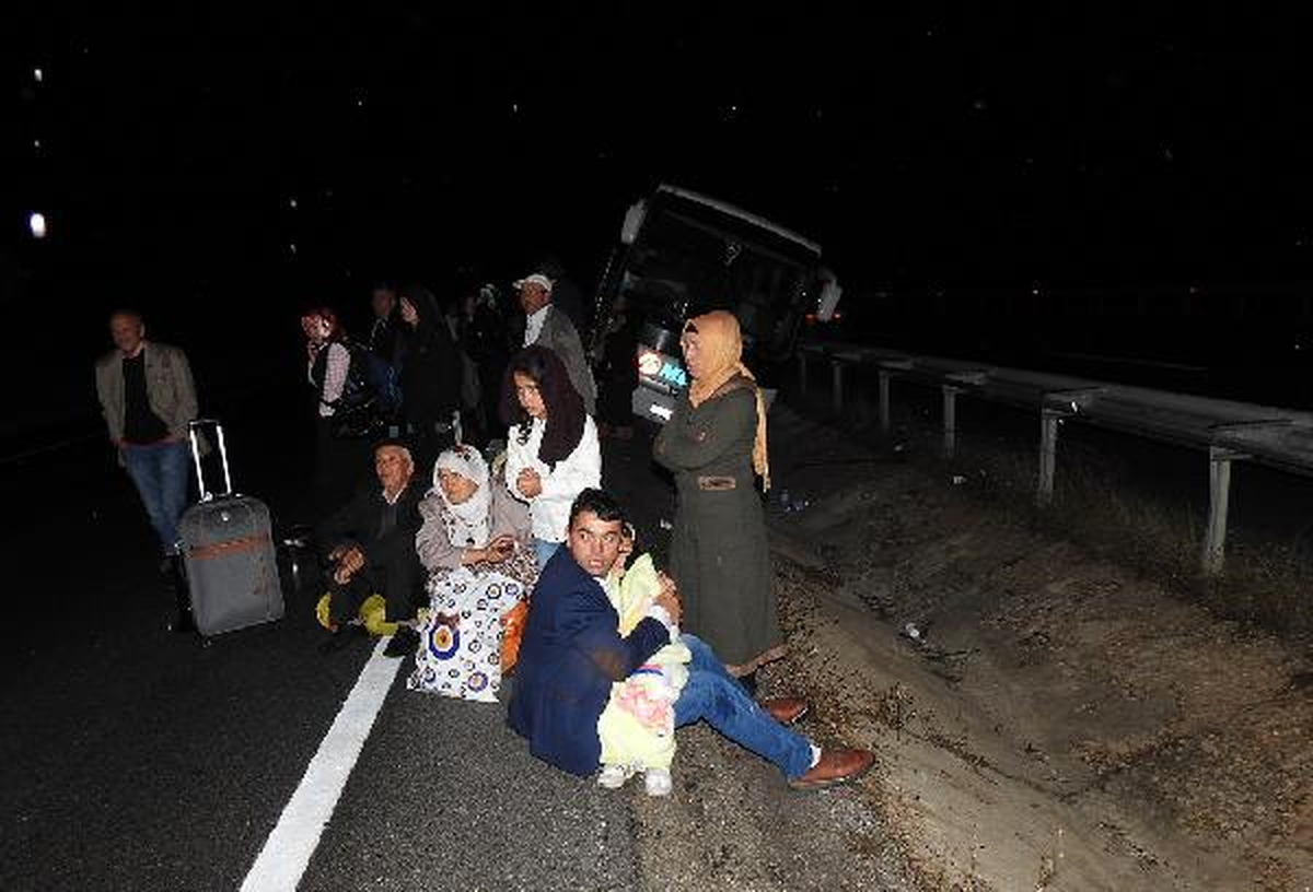 Refüje Çarpan Otobüsteki 44 Yolcu Kazayı Yara Almadan Atlattı