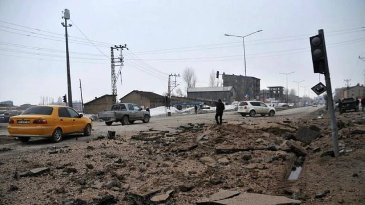 Şemdinli\'de Zırhlı Polis Aracına Bombalı Saldırı