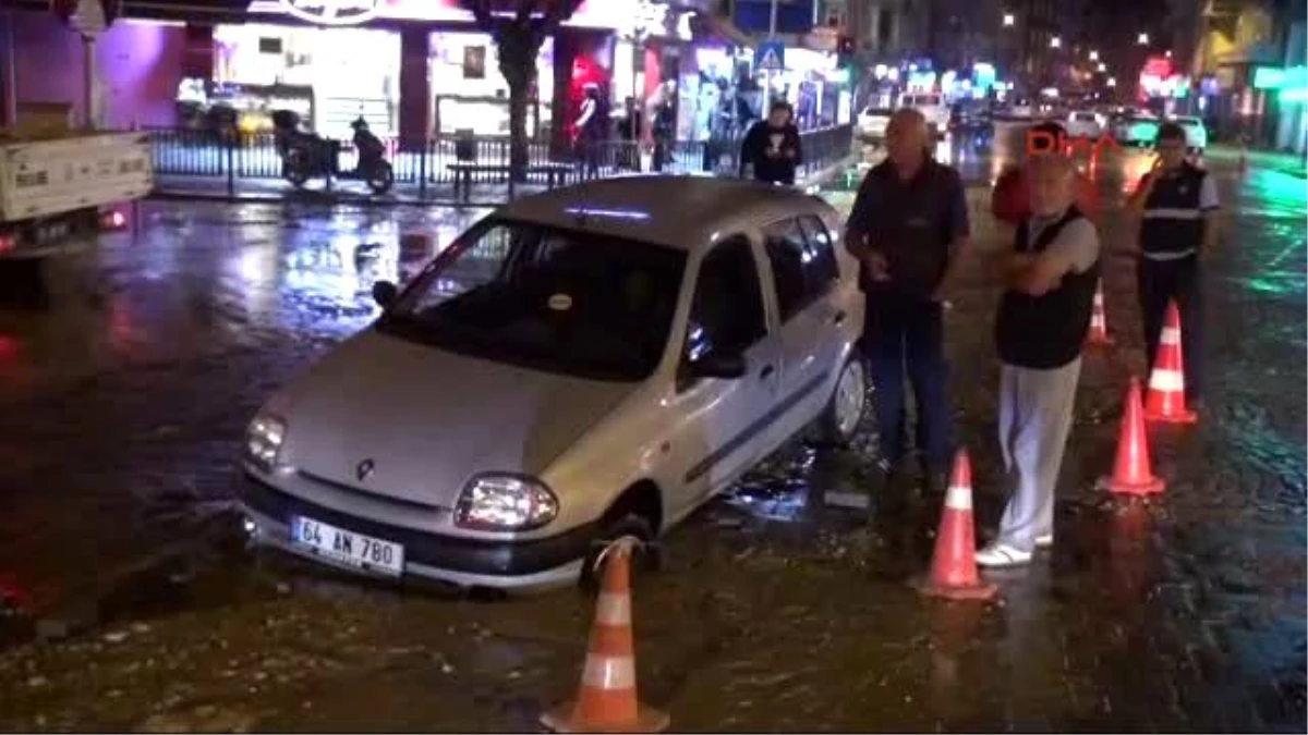 Uşak\'ta Çöken Yola Otomobil Düştü