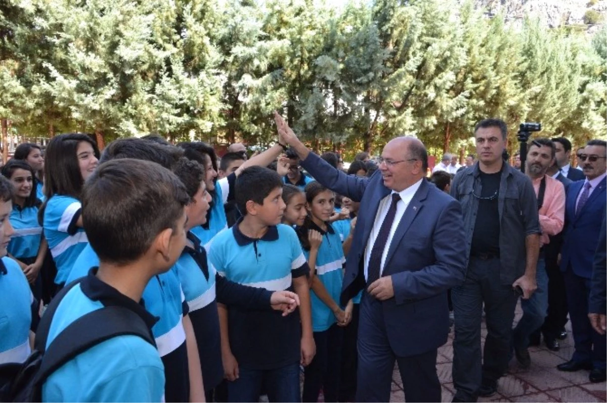 Vali Çiçek Şehit Polislerin İsimlerinin Verildiği Okulları Ziyaret Etti