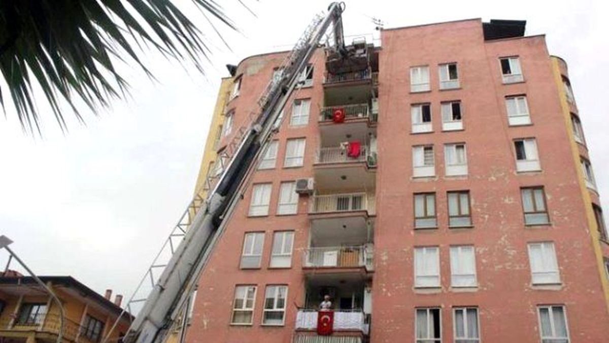 Felçli Kadın İtfaiye Yardımıyla Hastaneye Kaldırıldı