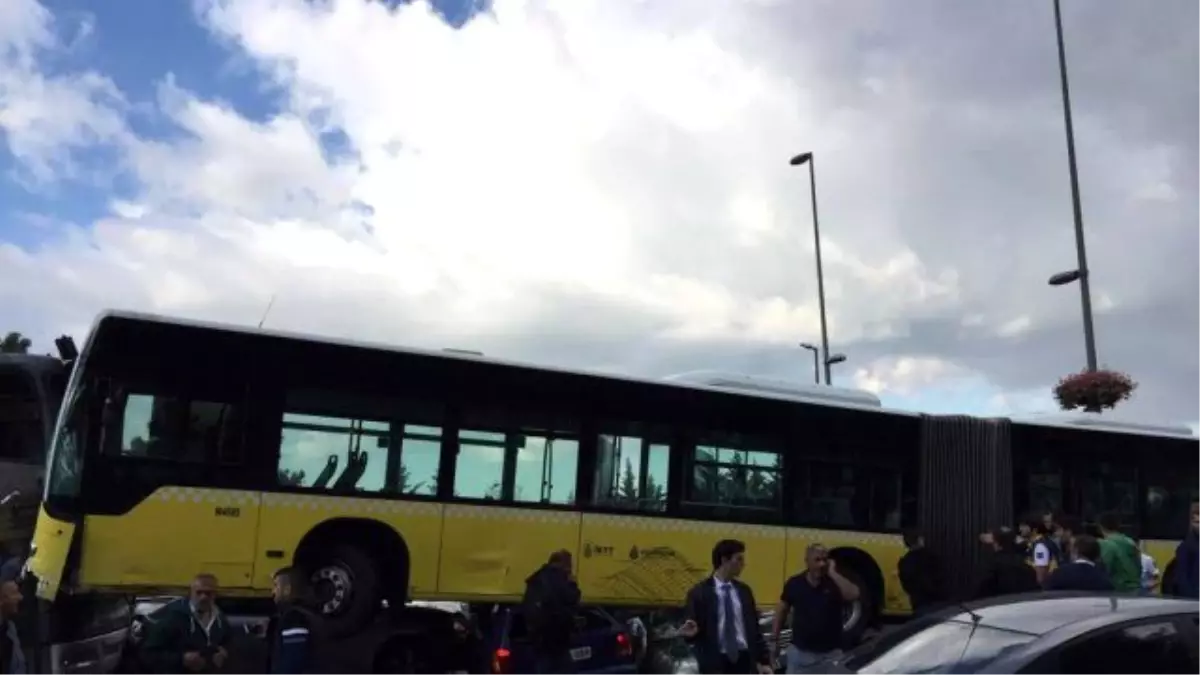 Yoldan Çıkan Metrobüs Araçların Üzerine Çıktı