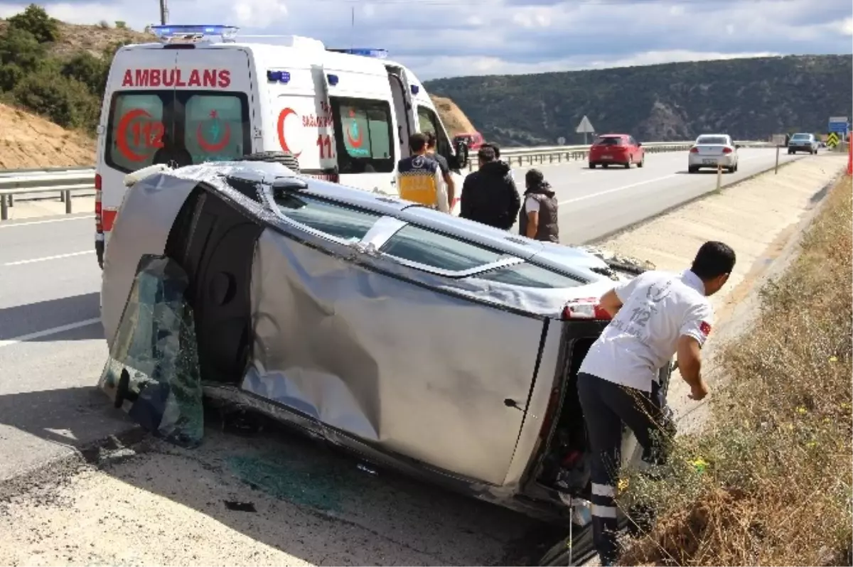 Yoldan Çıkan Otomobil Devrildi: 3 Yaralı