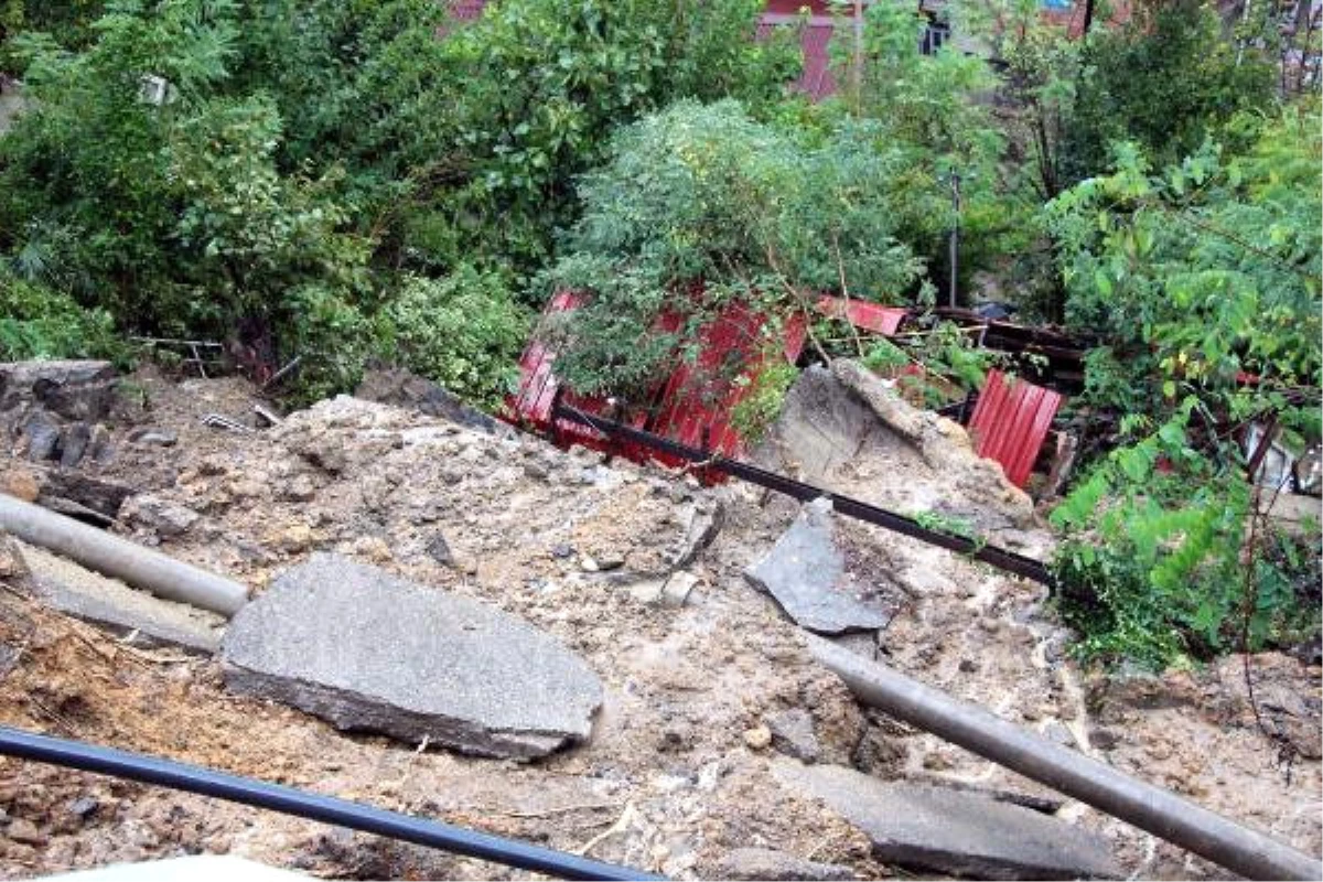 Zonguldak\'ta Heyelan: 1 Ev Yıkıldı, 6 Ev Boşaltıldı