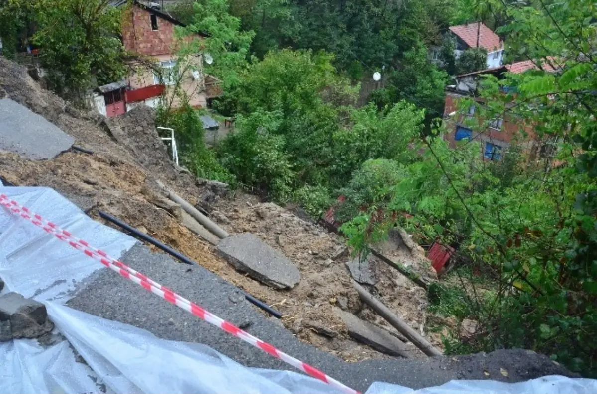 Zonguldak\'ta Meydana Gelen Heyelanda Bir Ev Toprak Altında Kaldı