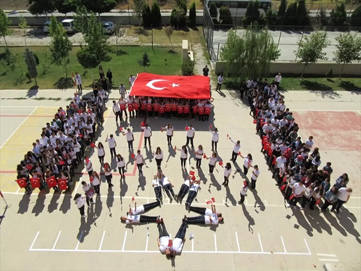 15 Temmuz Şehitleri İçin Bedenleriyle Ay-yıldız Oluşturdular