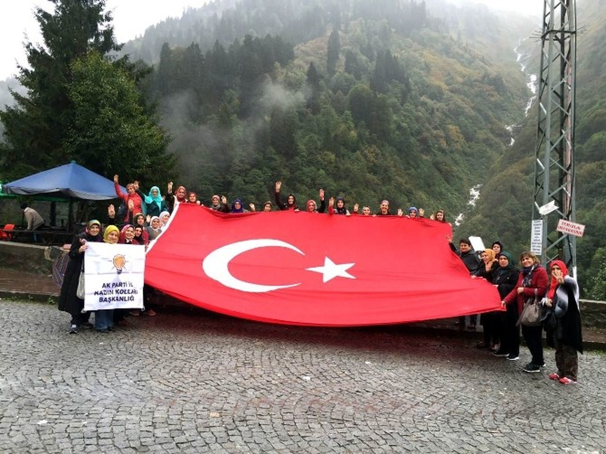 AK Parti\'li Kadınlar Zirvede Şehitler Anısına Türk Bayrağı Açtı
