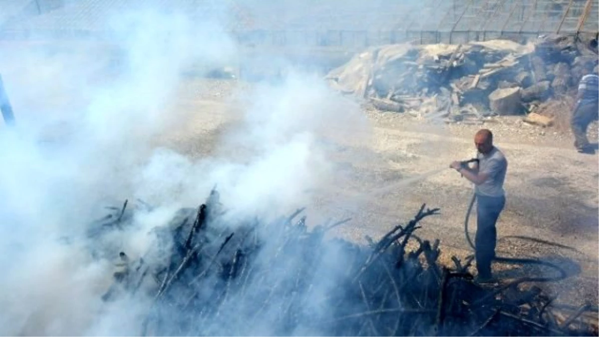 Antalya\'da Yangın Bir Serayı Yok Etti