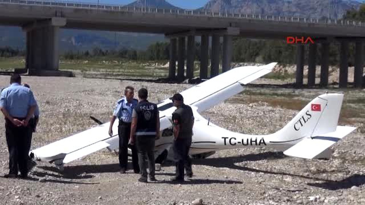 Antalya İki Kişilik Uçak Zorunlu İniş Yaptı