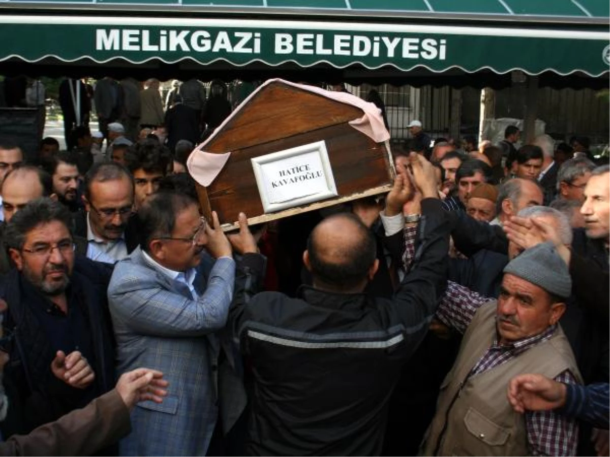 Bakan Özhaseki Aklis\'li Genç Kızın Cenaze Törenine Katıldı