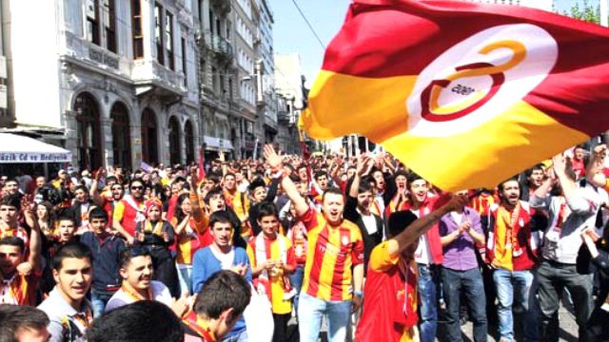 Galatasaraylı Taraftarlar Taksim\'de Toplandı