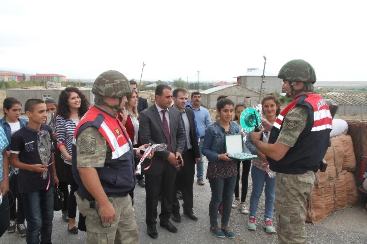 Kız Öğrencilerden, Görev Başındaki Mehmetçik ve Polise Anlamlı Ziyaret