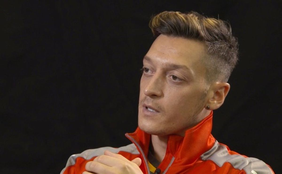 Mesut Özil: "Oğuzhan Premier Lig\'de Forma Giyebilir"
