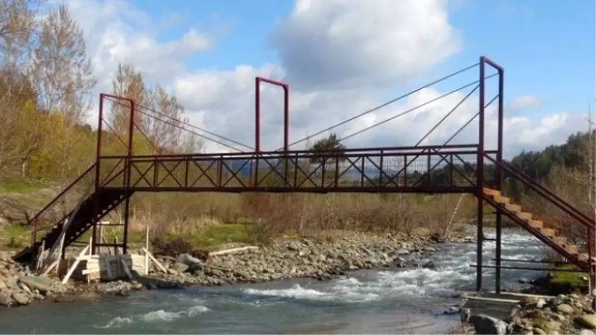 Oğlunu Kurtarmak İsteyen Babanın Suda Kaybolması