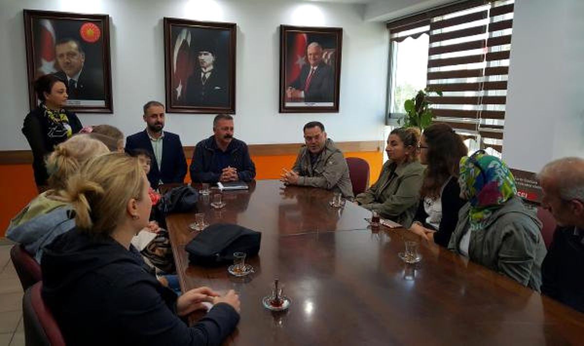 Okullarını Ağlayarak Terk Eden Öğrencilerin Velilerinden AK Parti\'ye Ziyaret
