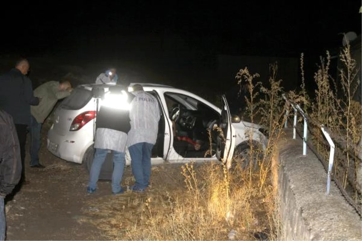 Otomobilde Sırtından Vurulmuş Erkek Cesedi Bulundu