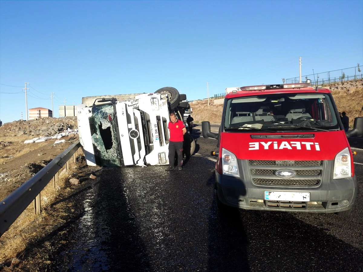 Şanlıurfa\'da Çay Yüktü Kamyon Devrildi: 1 Yaralı