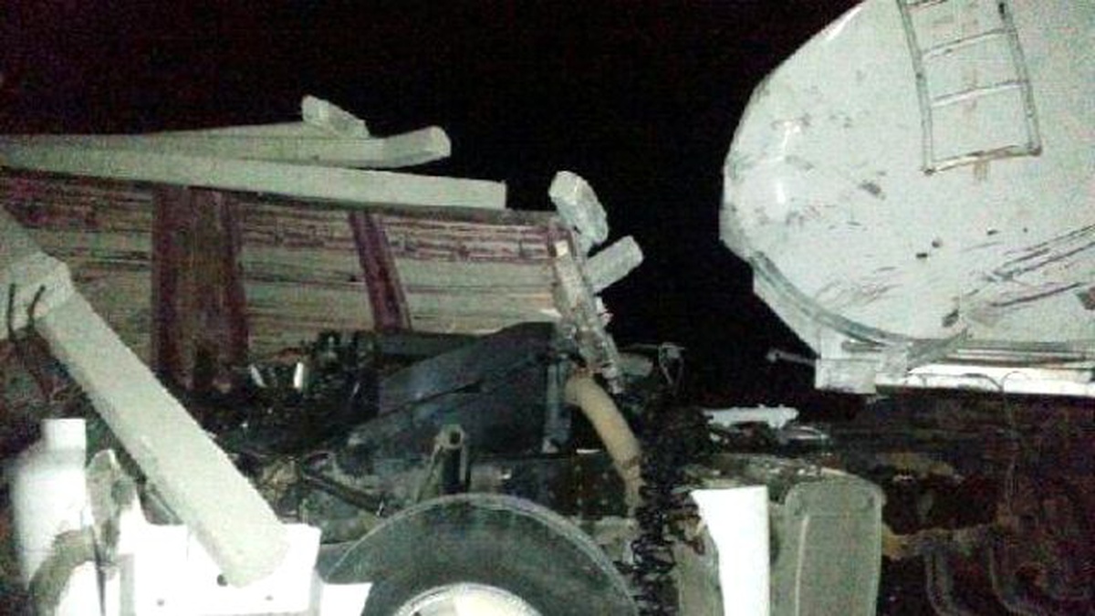 Çarpışan Tır ve Kamyon Şarampole Uçtu: 2 Yaralı