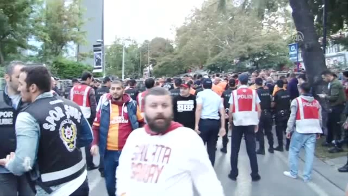 Sarı-kırmızılı Taraftarlar Polis Kontrolünde Stada Götürülecekleri Alana Alındı