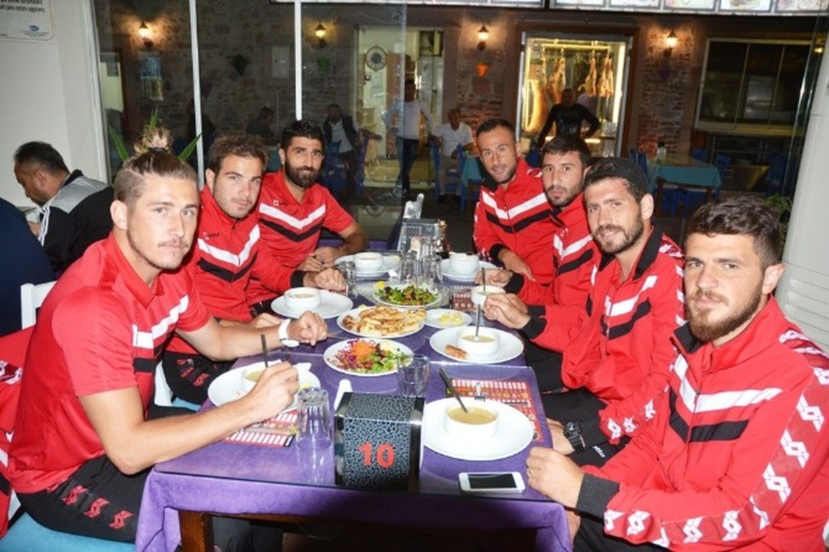 Ayvalıkgücü Belediyespor\'a Kebap Ziyafeti