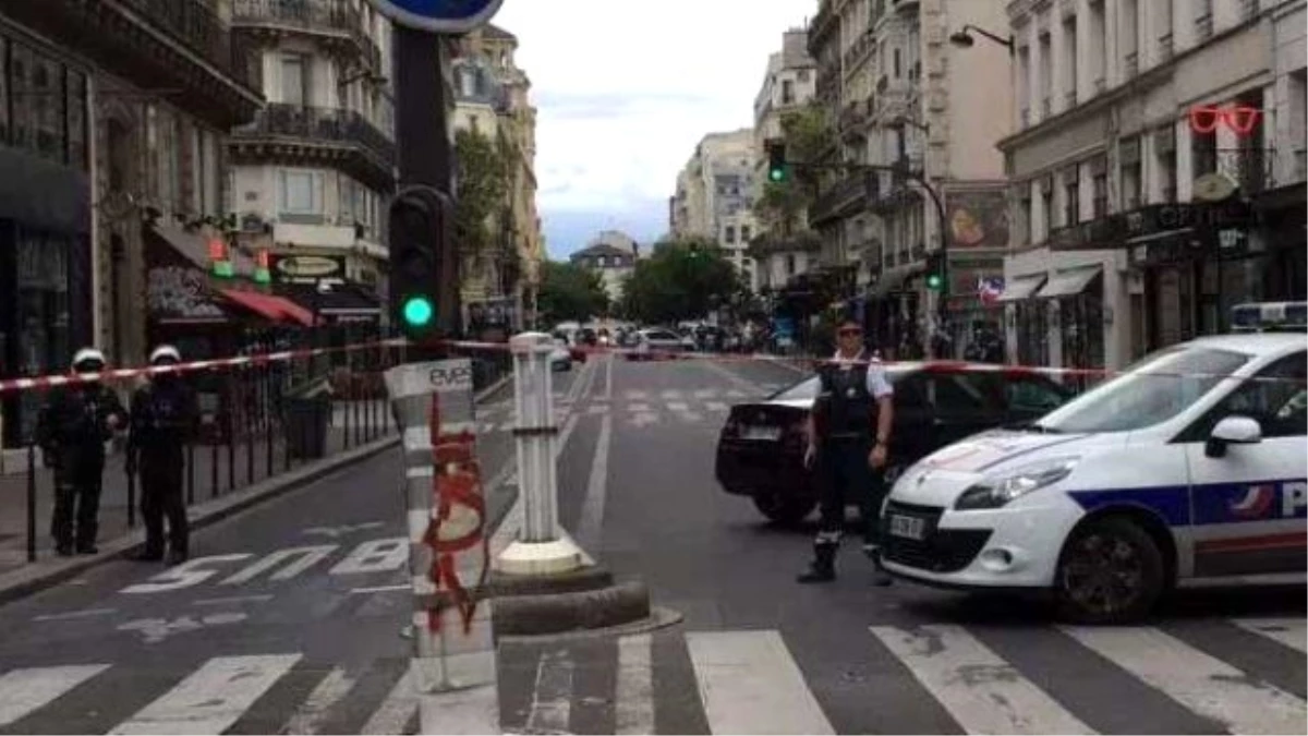 Fransa\'da Başörtülü Kadına Silahlı Saldırı
