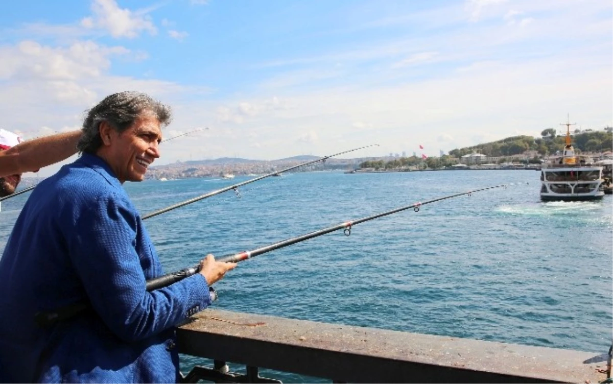 Galata Köprüsü\'nde Balık Tutma Yarışı Renkli Görüntülere Sahne Oldu