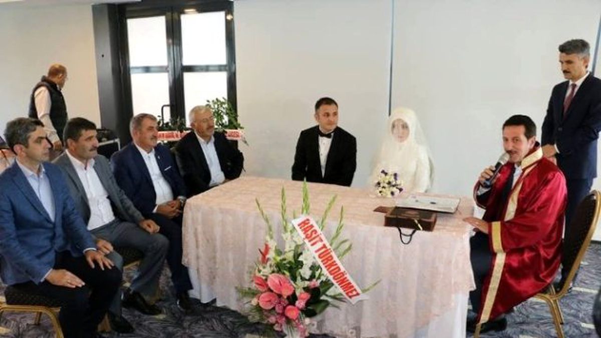 İlkadım\'dan Yeni Evlenenlere Kur\'an-ı Kerim ve Türk Bayrağı