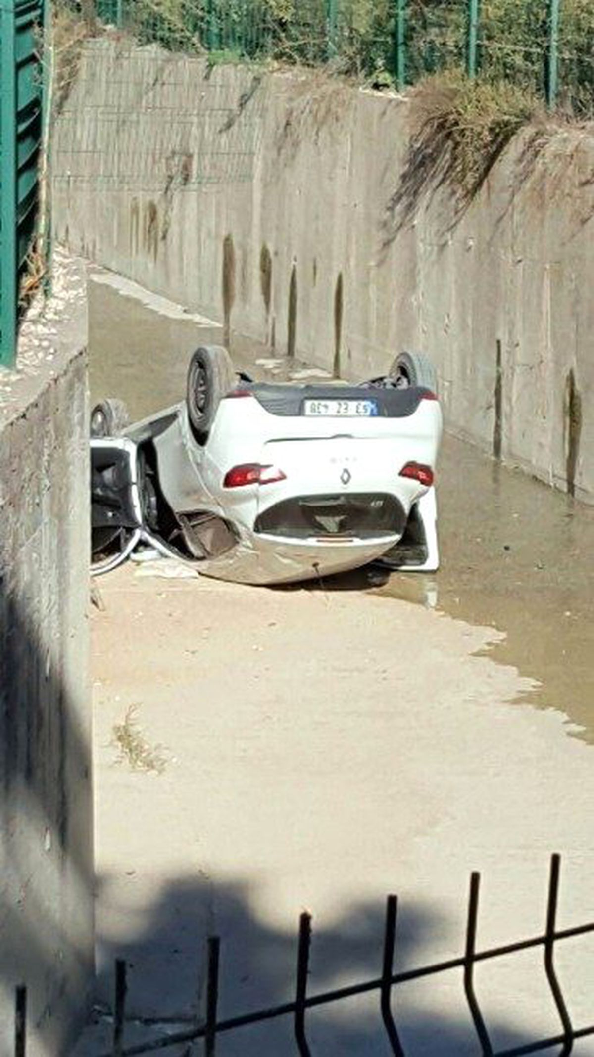 Otomobil Dereye Uçtu: 1 Yaralı