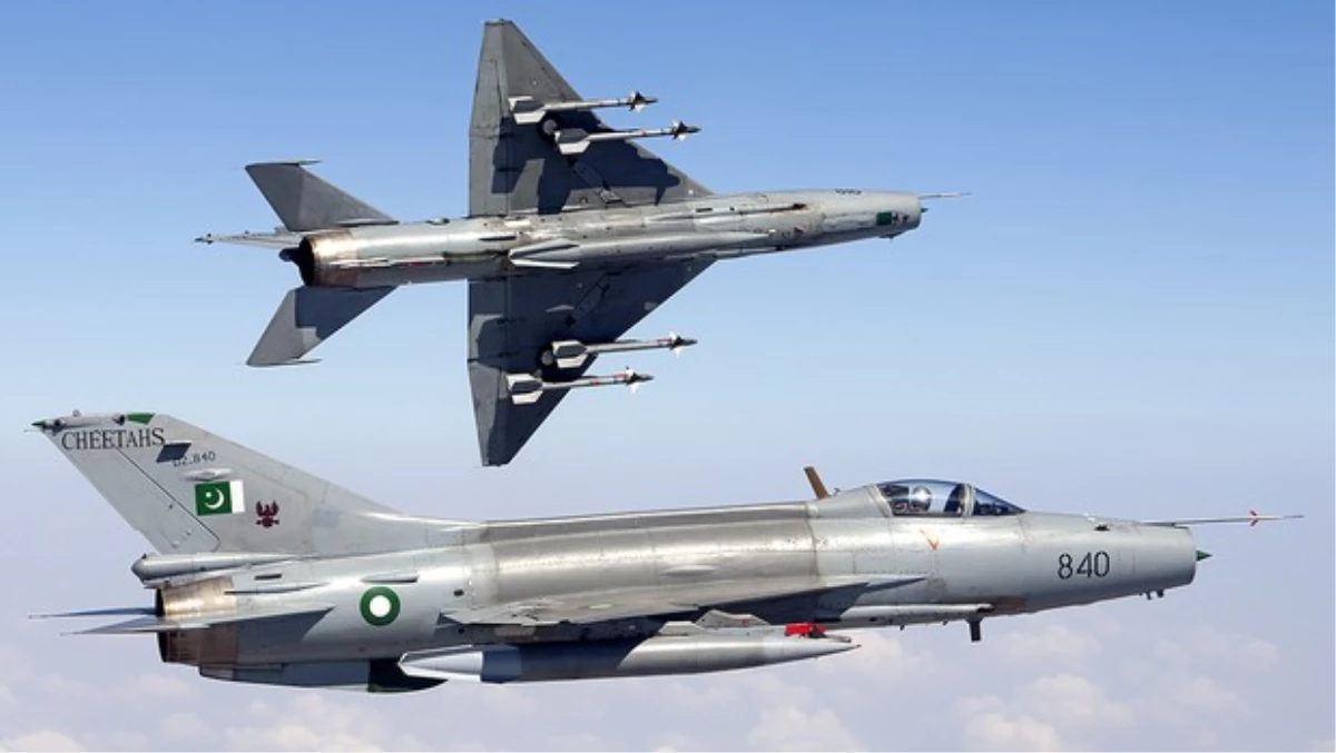 Pakistan\'da Savaş Uçağı Düştü