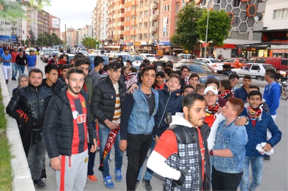 Saldırıya Uğrayan Eskişehirspor Taraftarları, Eskişehir\'e Gelmeye Başladı